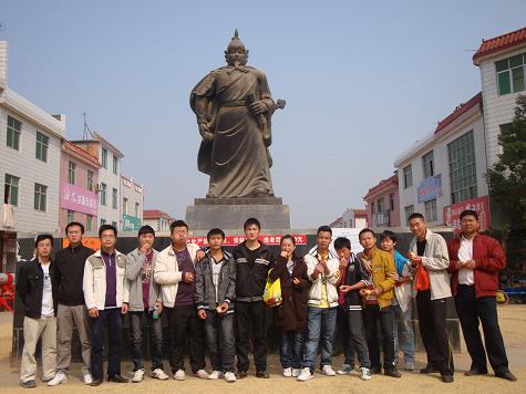 实习后，在民族英雄故里留影