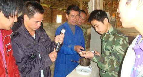老师在指导学生用药